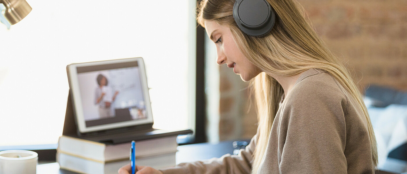 Oberstufenschülerin beim Online-Unterricht