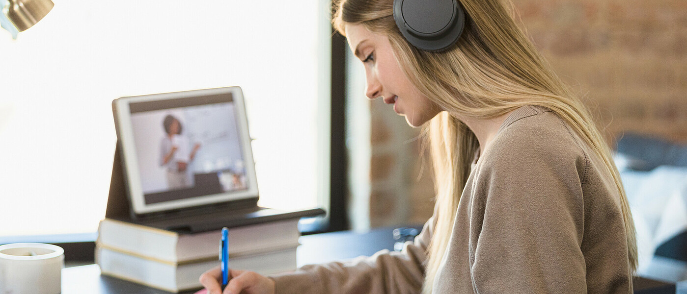Oberstufenschülerin beim Online-Unterricht