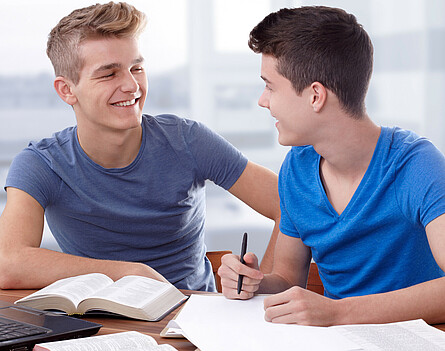Oberstufenschüler © I-Stock Zwei Oberstufenschüler beim Lernen