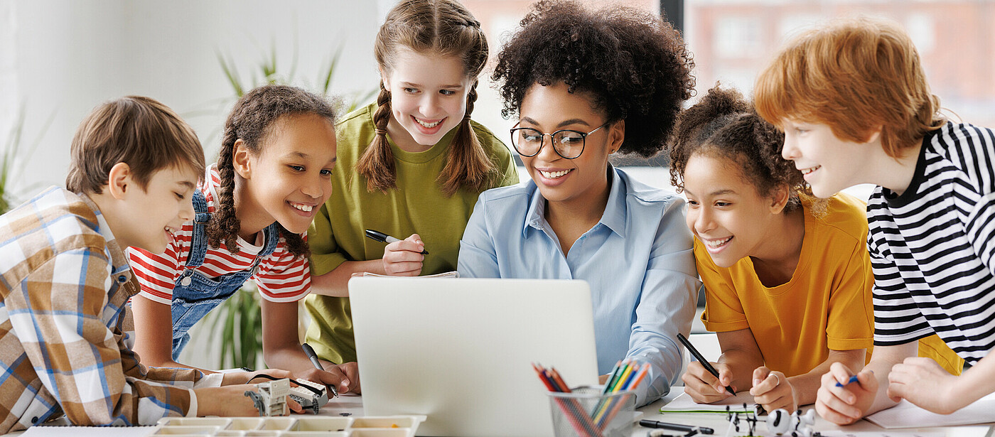 Nachhilfelehrerin mit Schülerinnen und Schülern beim Intensivkurs in den Semesterferien