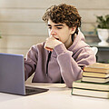 Jugendlicher mit Laptop beim Lernen mit Online Lernplattform