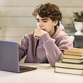Jugendlicher mit Laptop beim Lernen mit Online Lernplattform