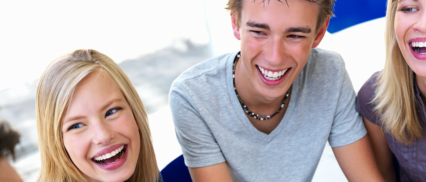 Eine Gruppe von Oberstufenschüler*innen beim Lernen