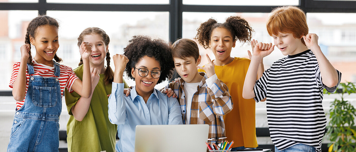 Nachhilfegruppe jubelt über den Erhalt des Familienawards