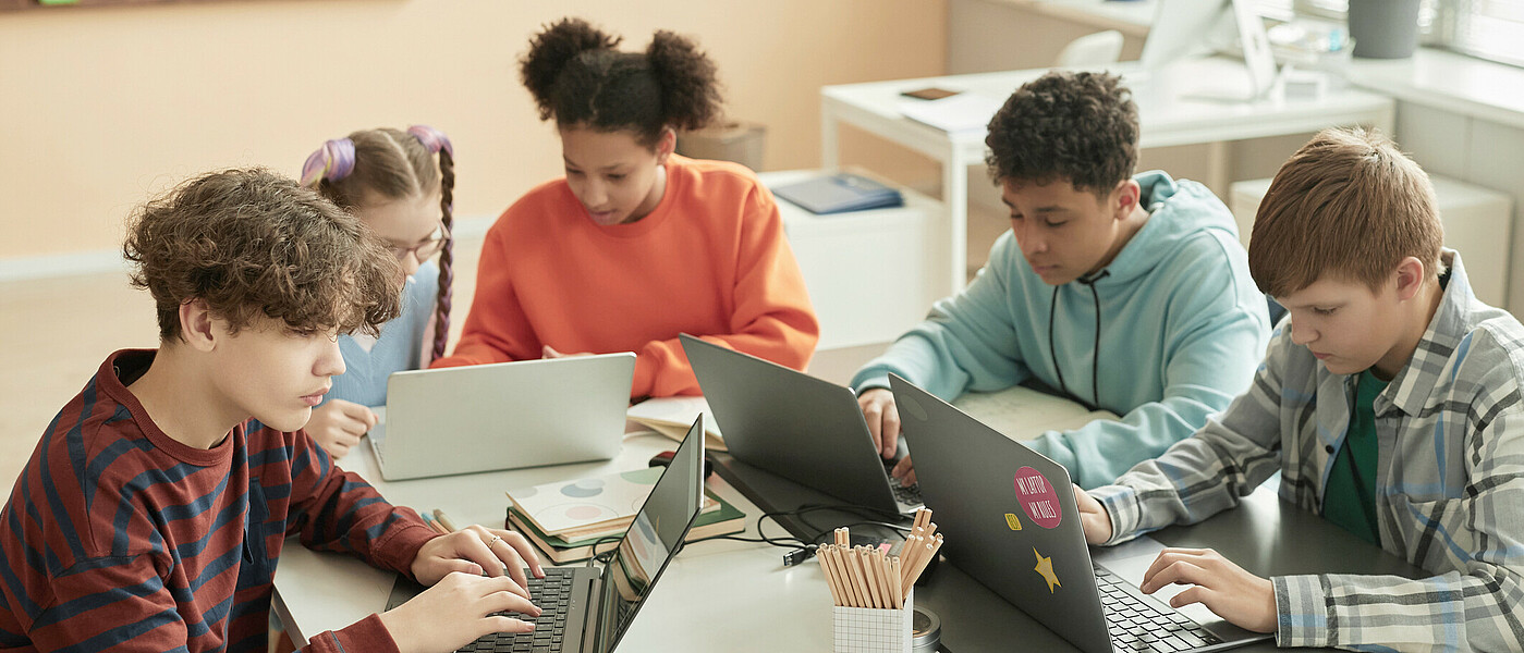 Schülergruppe bei der Nachhilfe mit Laptop