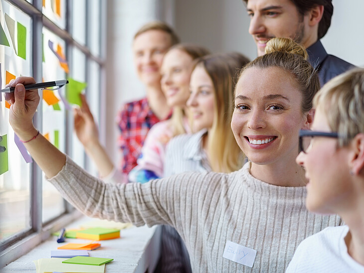 LernQuadrat Lerntipp: Welcher Lerntyp bin ich Schülerinnen und Schüler beim Lernen. Sie arbeiten dabei mit Haftnotizen an einer Fensterscheibe.