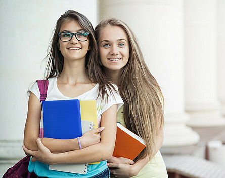 Zwei Schülerinnen mit Büchern