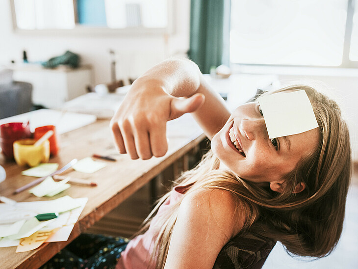 LernQuadrat Lerntipp: Die Rolle von Emotionen beim Lernen  Schülerin mit Post it auf Stirn lachend beim Lernen