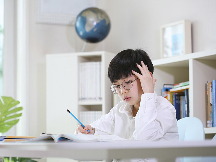 Schüler beim Lernen am Schreibtisch - besser aktiv als passiv.