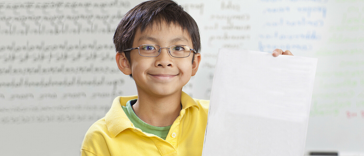 Zeugnis © I-Stock Bub zeigt stolz sein Zeugnis her