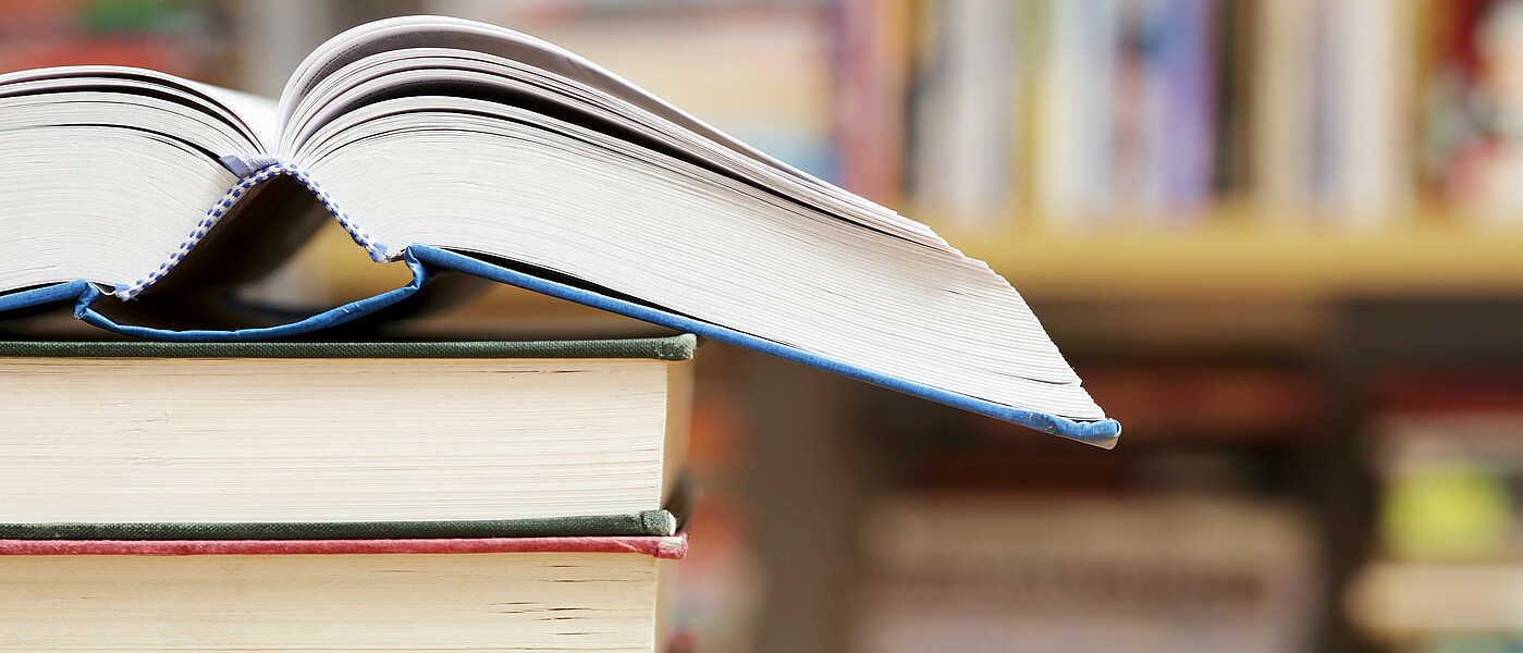 Bücherstapel © I-Stock Bücherstapel, oberstes Buch aufgeschlagen