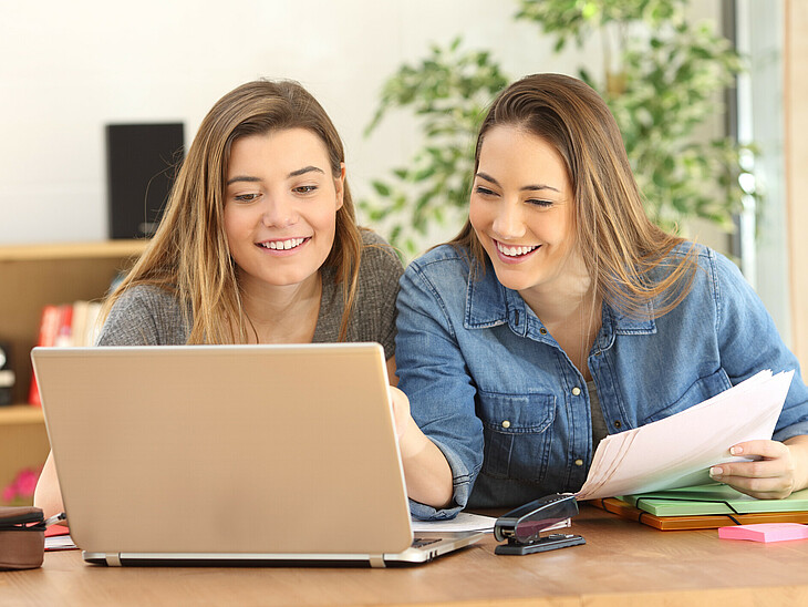 Schülerinnen © I-Stock Zwei Schülerinnen sitzen vor dem Laptop