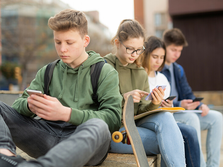 Lernfit – digitale Medien – LernQuadrat Nachhilfe Eine Gruppe Jugendlicher am Handy