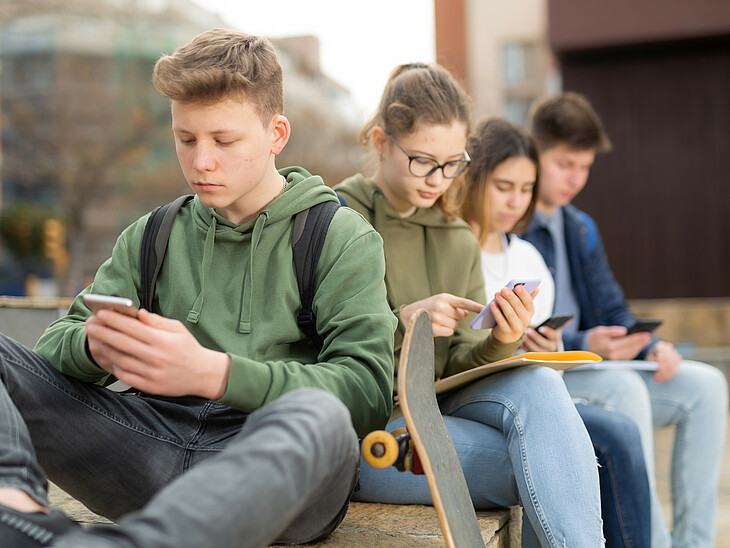 Lernfit – digitale Medien – LernQuadrat Nachhilfe Eine Gruppe Jugendlicher am Handy