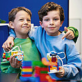 Zwei Buben mit Lego Robotics Modellen