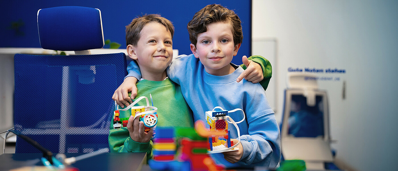 Zwei Buben mit Lego Robotics Modellen