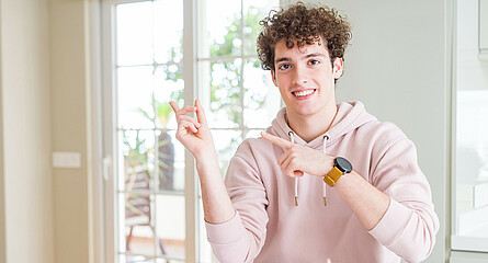 Schüler beim Lernen, er verwendet dabei Gesten