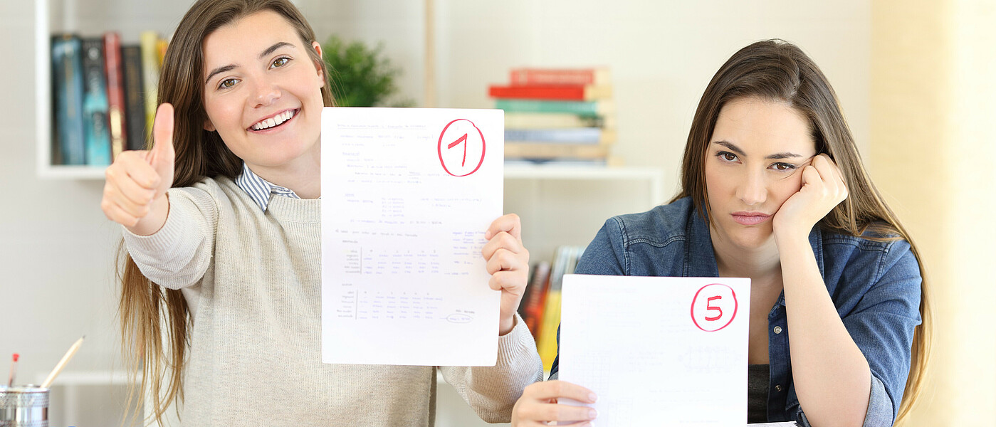 Schülerinnen mit Schularbeiten - Einser und Fünfer