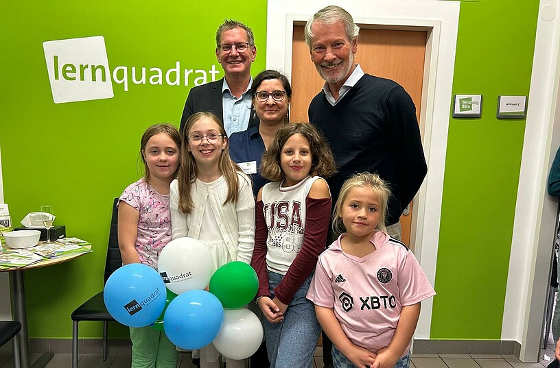 Einstandsfest-23-10-25  Bezirksvorsteher Georg Papai, Standortleiterin Olena Shkuropatska und LernQuadrat Geschäftsführer Christian Ohswald