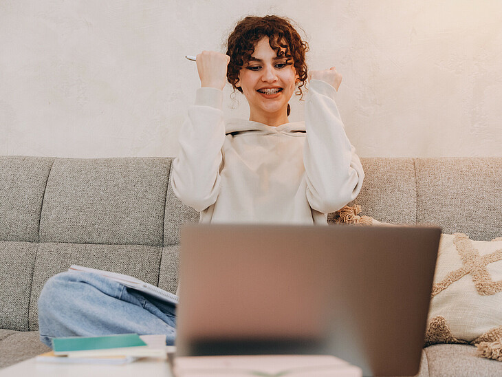 Motivierte Schülerin beim Lernen