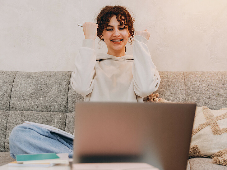 Motivierte Schülerin beim Lernen