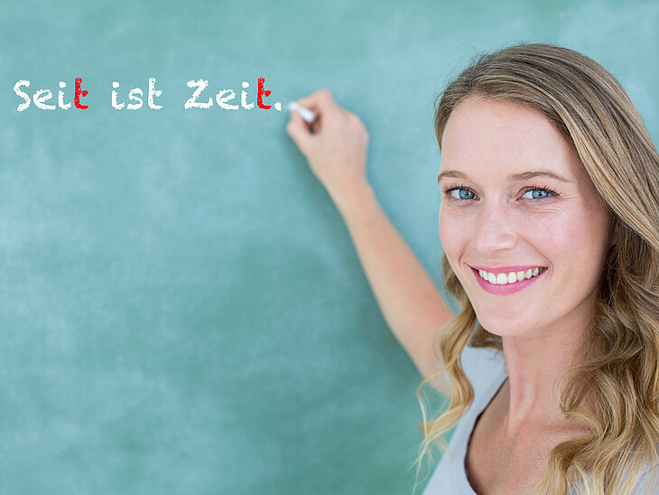 LernQuadrat Lerntipp: seid - seit Eine Lehrkraft schreibt zur Unterscheidung seit und seid eine Erklärung auf die Tafel.
