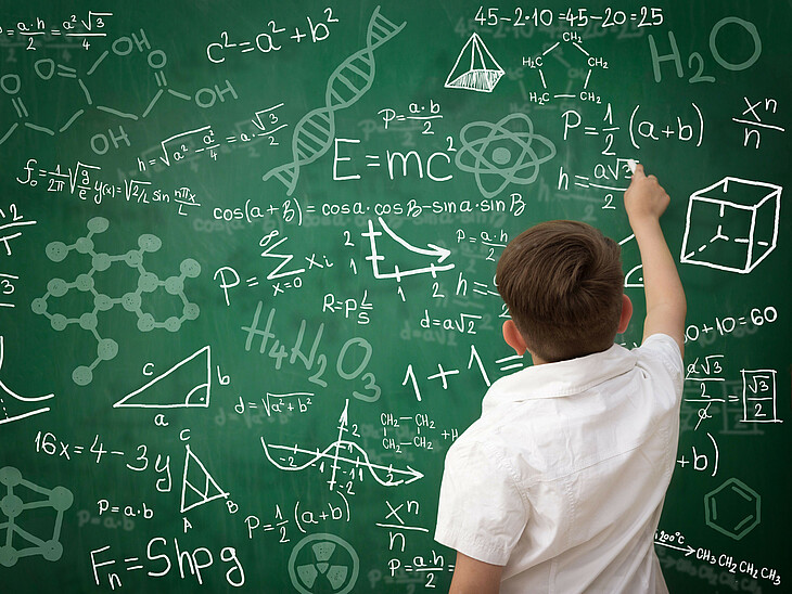 Bub beim Rechnen an der tafel