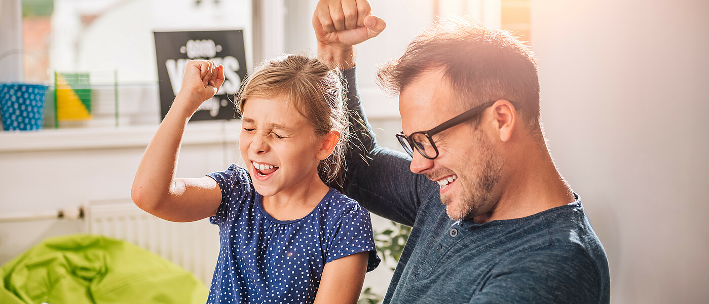 Vater und Tochter lernen, freuen sich