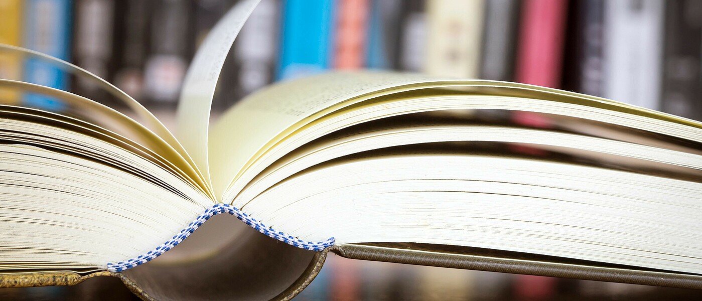 Buch © I-Stock aufgeschlagenes Buch