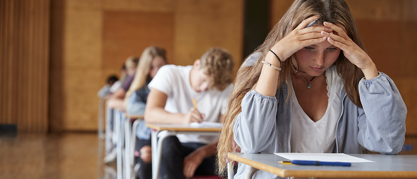 Maturasaal © I-Stock Schülerinnen sitzen im Maturasaal bei der Prüfung