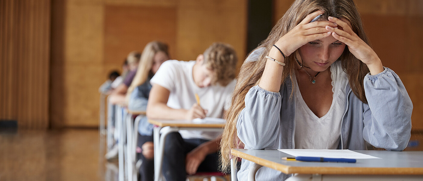 Schülerinnen sitzen im Maturasaal bei der Prüfung