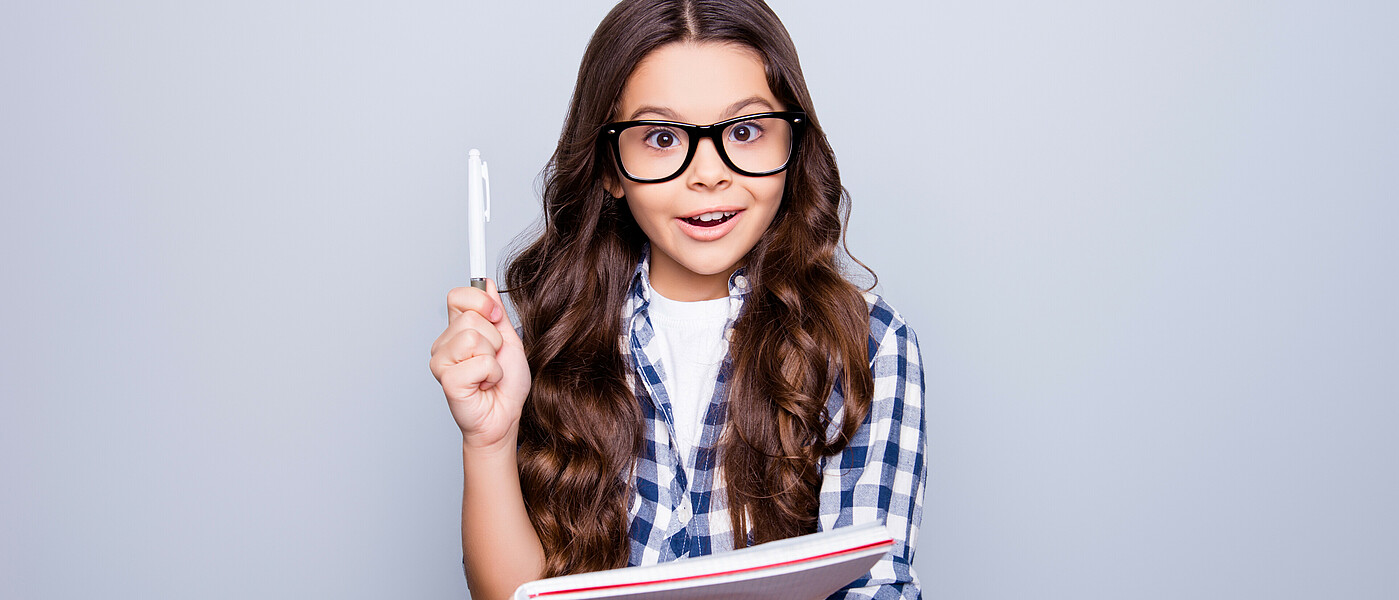 Schulmädchen © I-Stock Schulmädchen mit Stift und Block