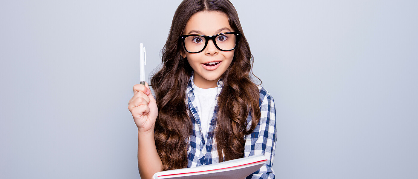 Schulmädchen mit Stift und Block