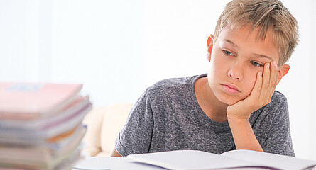 Ein Schüler mit Lernschwäche beim Lernen