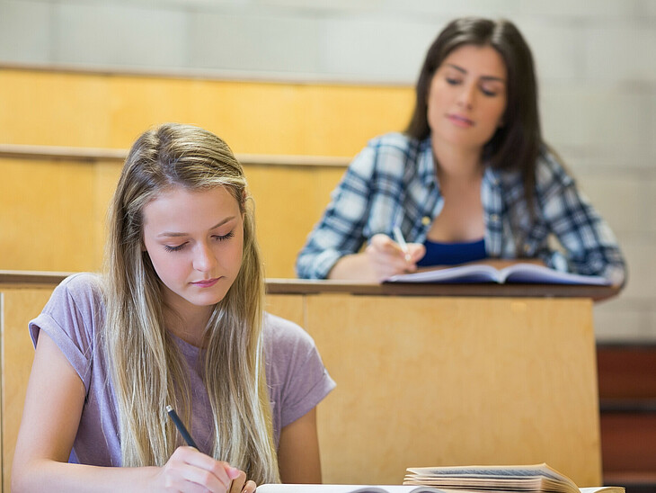Zwei Schülerinnen schreiben eine Nachprüfung in der Schule