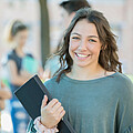 lächelnde Schülerin mit Buch in der Hand