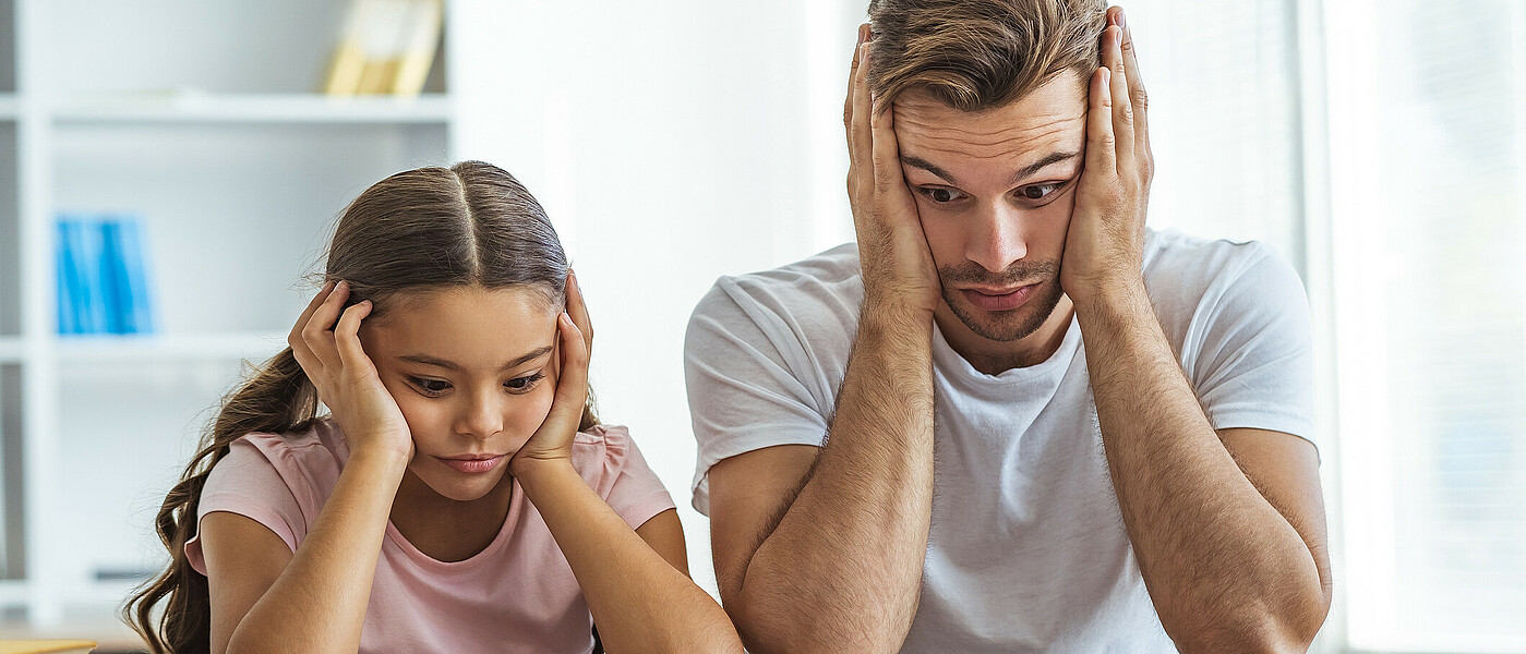 Vater und Tochter ratlos beim Lernen
